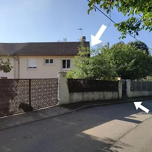 Dans Maison Avec Jardin Et Balcon, Au Calme Appartement